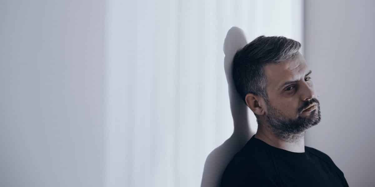man experiencing benzodiazepine detox